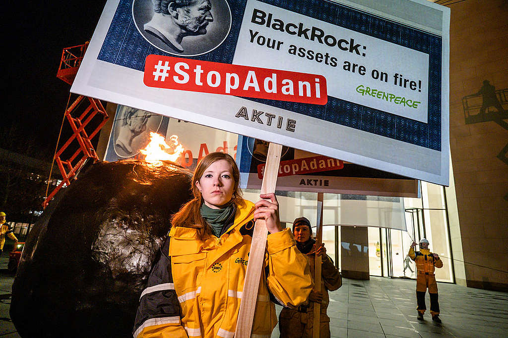 Siemens Protest at Blackrock Headquarters in Frankfurt. © Bernd Hartung / Greenpeace