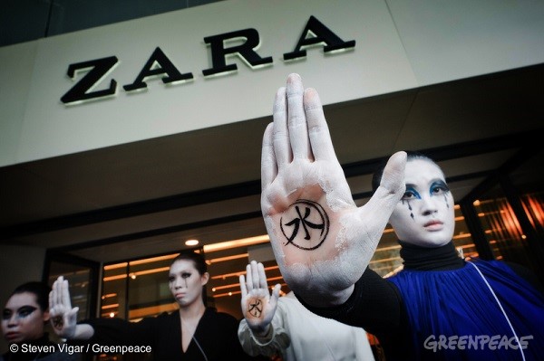 臺北,2012年。綠色和平行動成員要求成衣零售商 ZARA「去毒」。