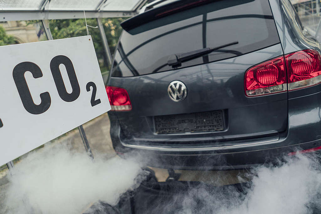 汽車排放大量的二氧化碳等廢氣，是造成空氣污染的主因之一。