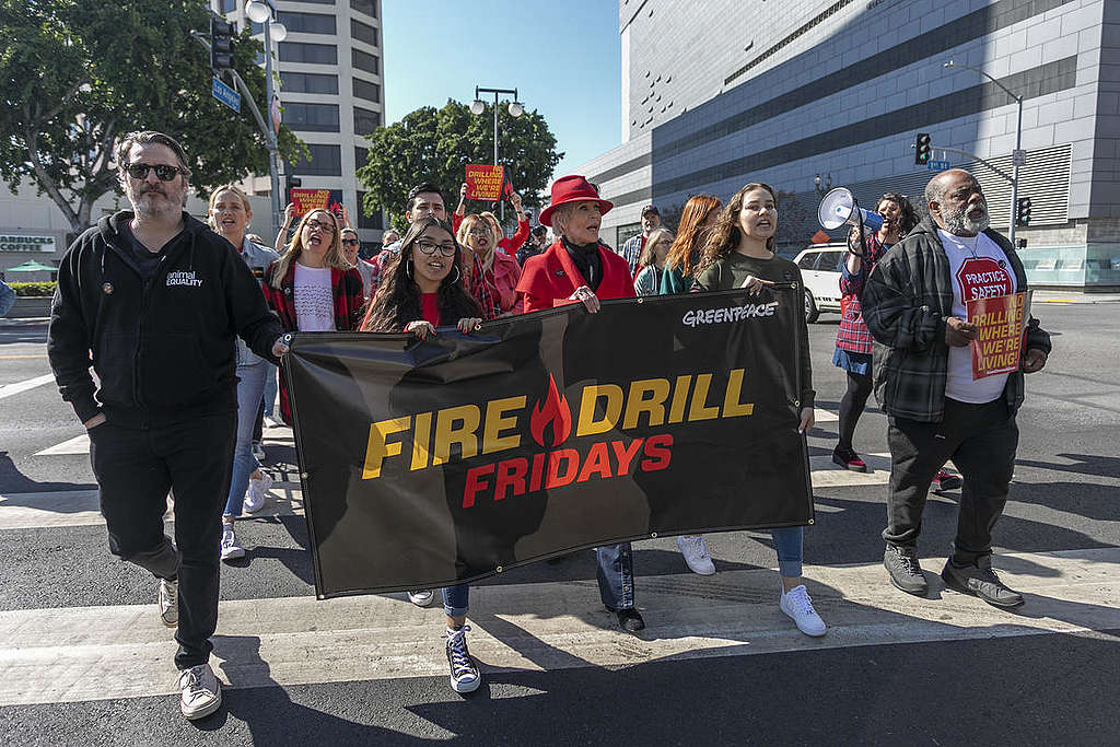 2020年2月7日，瓦昆菲尼克斯參與珍芳達發起的「星期五消防演習」（Fire Drill Fridays），共同為環境與氣候發聲。