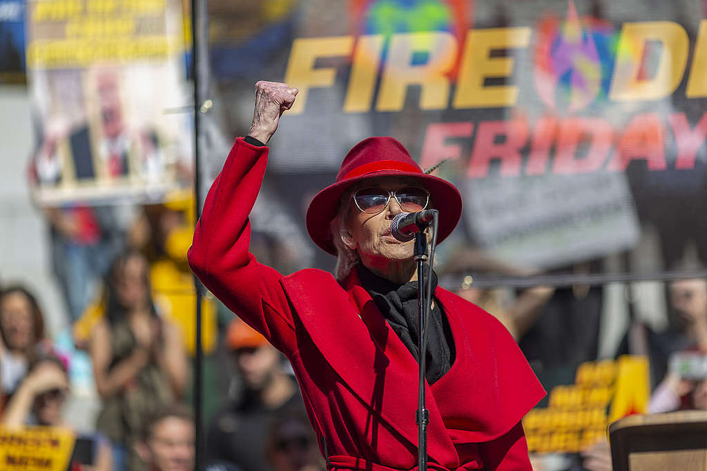 珍芳達有感於氣候危機迫在眉睫，因此發起「星期五消防演習」（Fire Drill Fridays）倡議行動，期待提高公眾與政府對氣候變遷的重視。