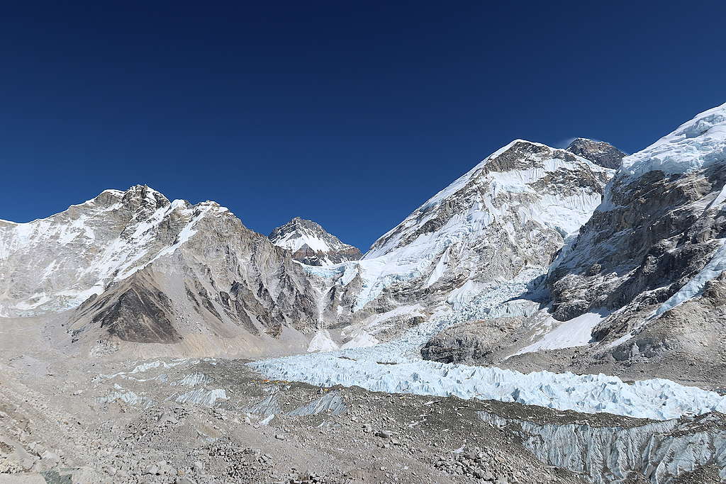 登山客夢想又恐懼的昆布冰河，發源自聖母峰和洛子峰，是世界海拔最高的冰河。