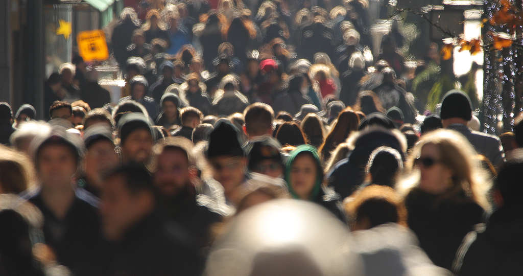 人口過剩、人類對資源消耗極增,開始侵占自然環境,造成生態失去平衡。