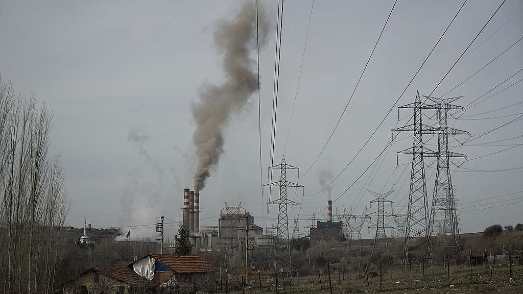 土耳其其中一間老舊燃煤電廠Kütahya Seyitömer，排放的黑煙污染當地空氣，更製造大量二氧化碳。
