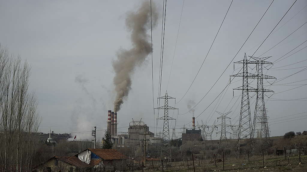 土耳其其中一間老舊燃煤電廠Kütahya Seyitömer,排放的黑煙污染當地空氣,更製造大量二氧化碳。