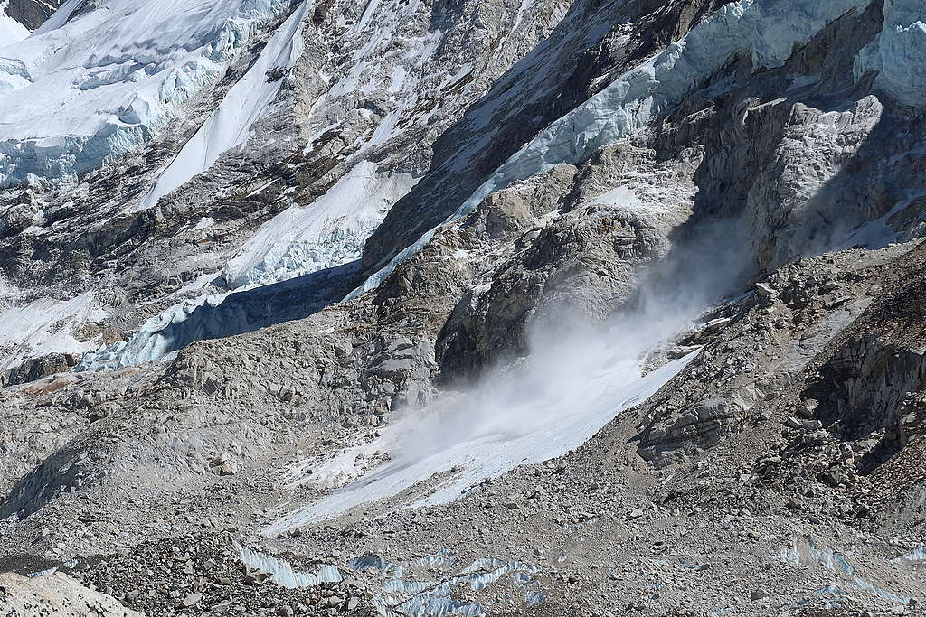 沿著海拔5,000公尺以上的冰河路（Glacier path），不時可見高山的懸冰崩落，聽見聲響後，冰雪滑落速度很快，僅見揚起的冰塵。