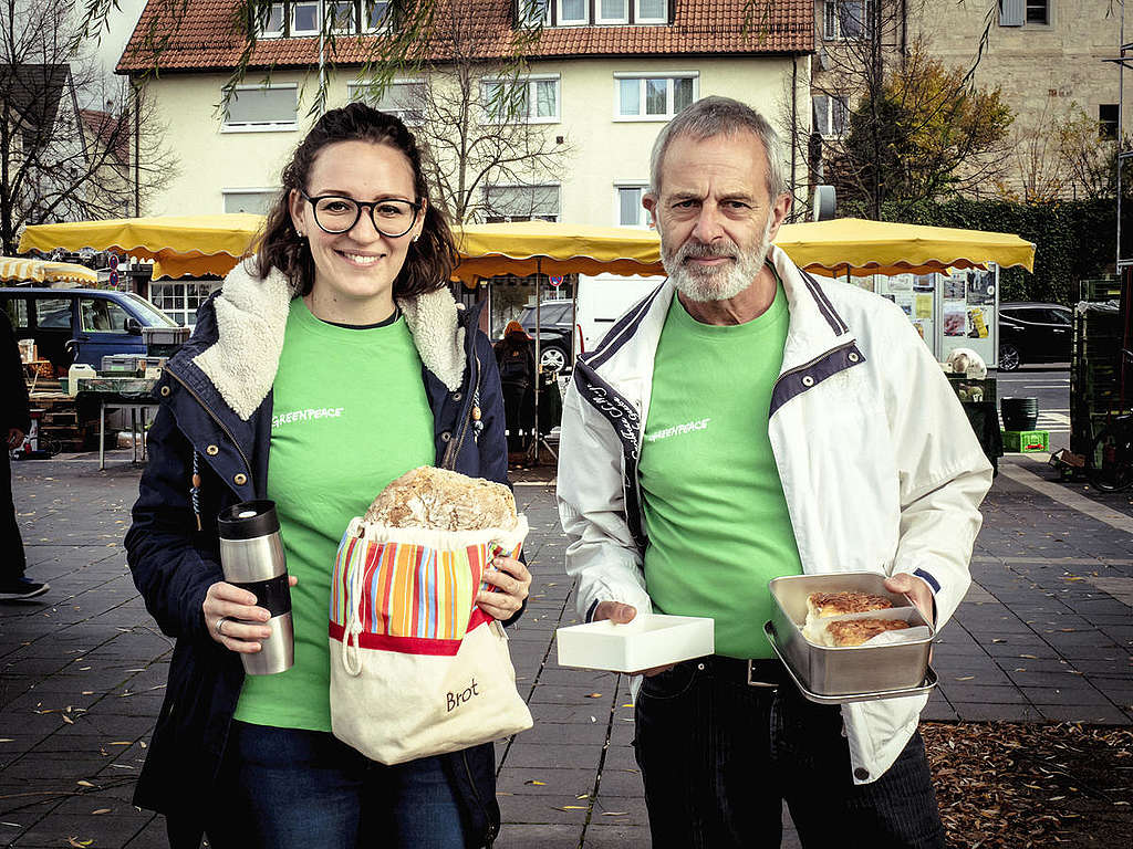2019年11月6日，綠色和平德國辦公室行動者響應「全球重複填裝日」（Global Refill Day），用環保餐具裝食物，減少塑膠垃圾。