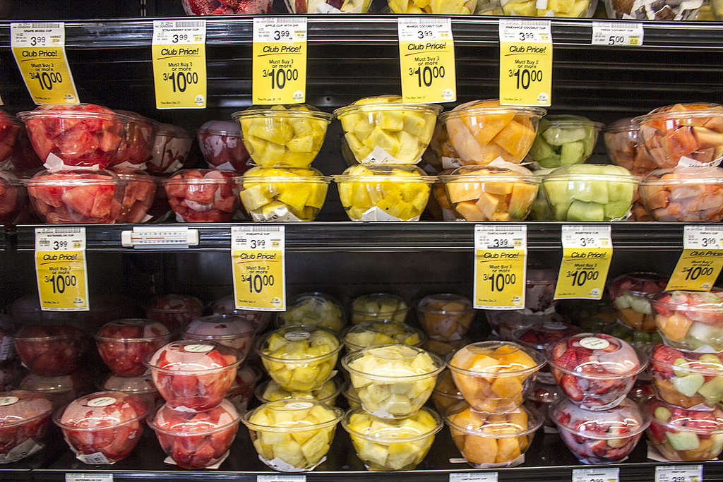 在美國，只有不到15%的回收廠可接受常用於裝切片水果、壽司、沙拉或烘焙點心的雙面透明塑膠盒。