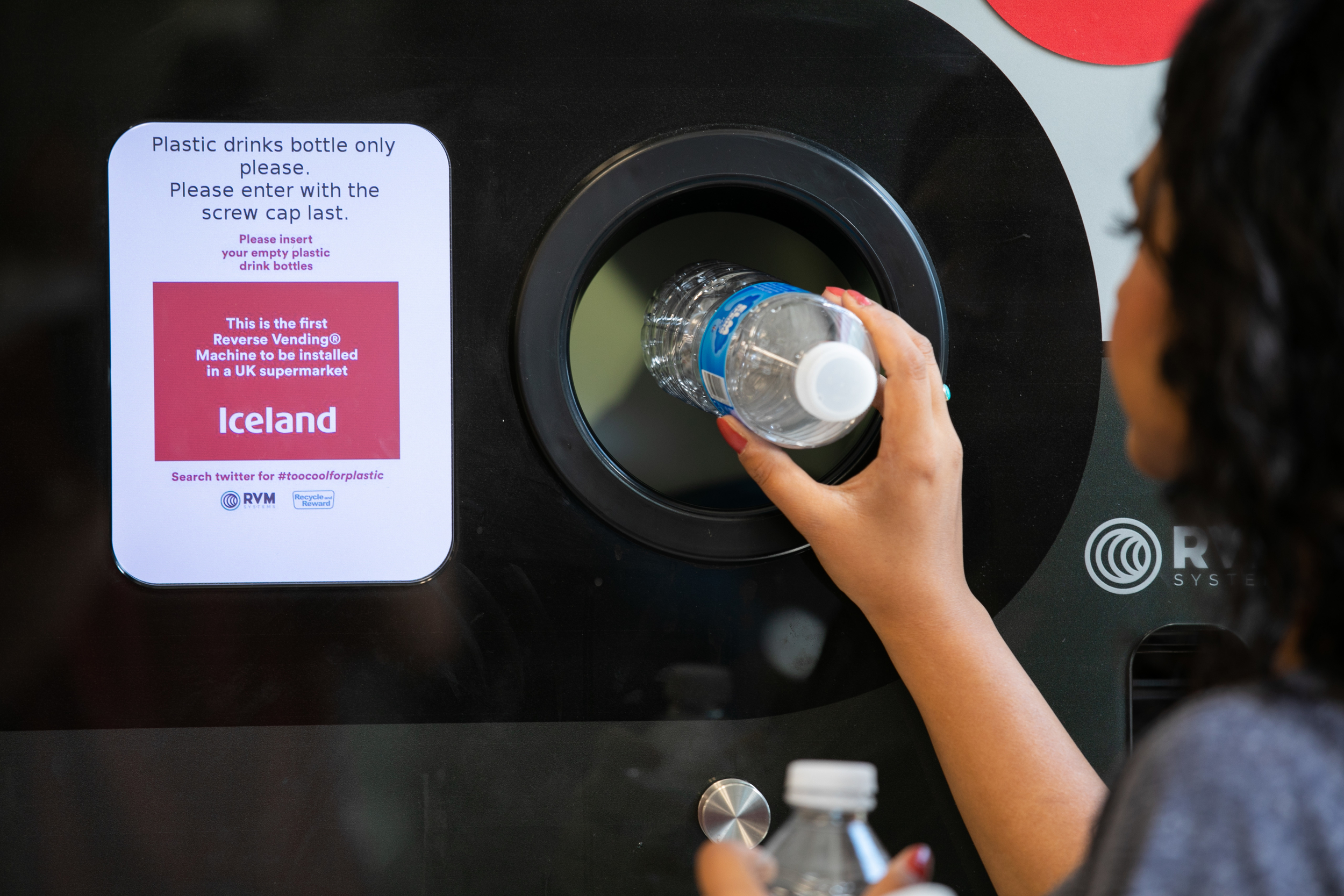 英國冰島超市設置類似販賣機的寶特瓶歸還機器。