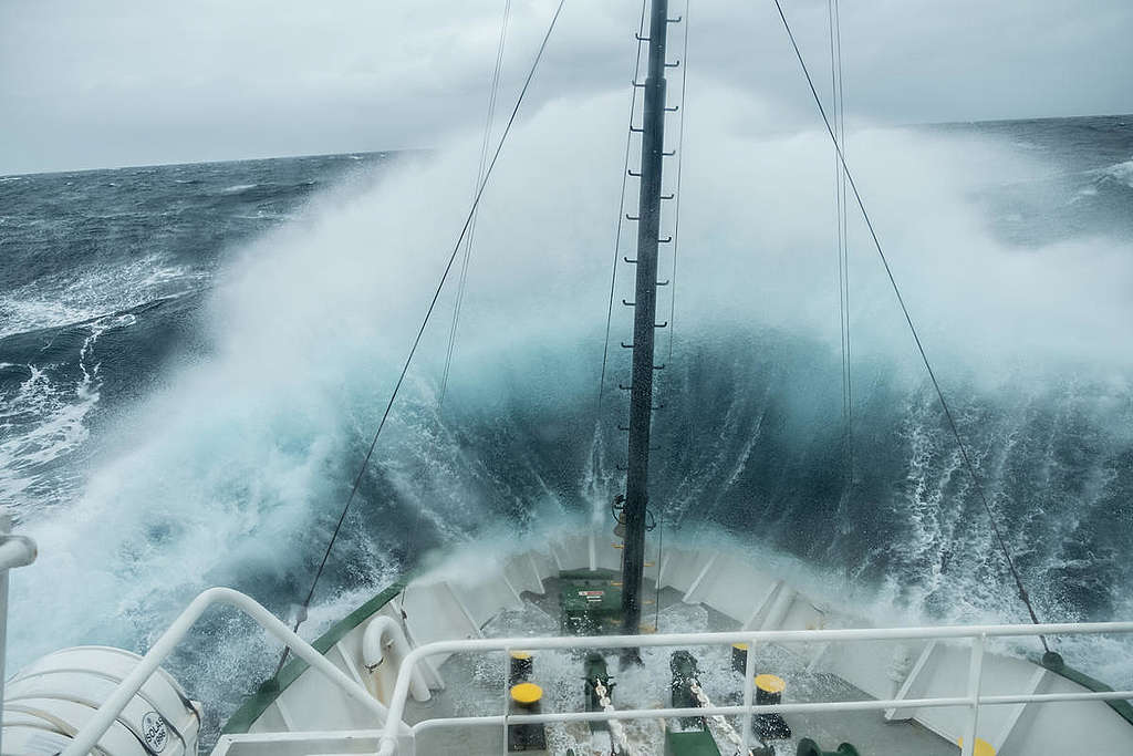 綠色和平船艦極地曙光號於南大西洋進行調查時，遇上大風浪。