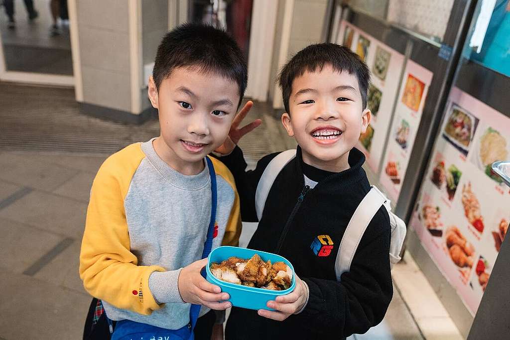 學生參加無塑活動，自己攜帶容器購買食物和飲料。