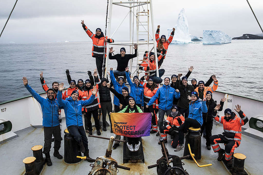 綠色和平船艦「希望號」於南極南奧克尼群島，參與研究調查的船員拉起「保護海洋」布條，為成立全球海洋公約發聲，並感謝超過300萬公眾支持。