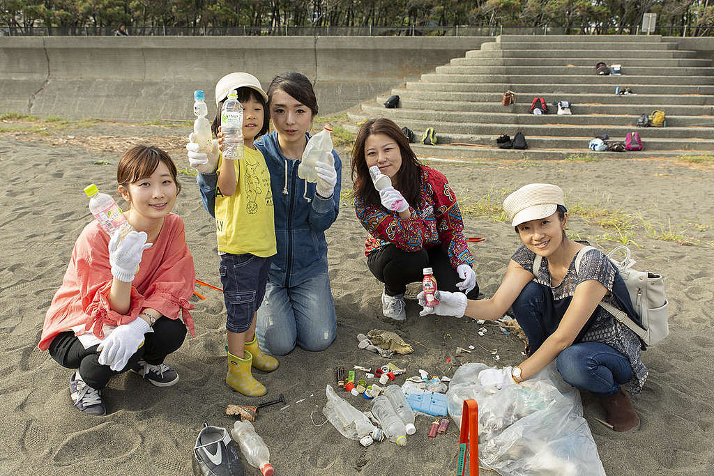 帶孩子參與淨灘，同時進行「品牌審計」，了解塑膠垃圾的來源，也是減塑教育的方式之一。