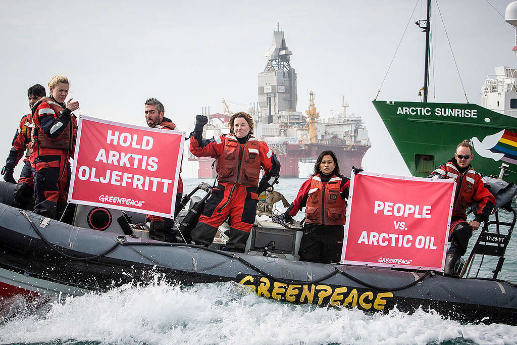 Joanna Sustento（右二）在菲律賓海燕風災失去雙親，當時3歲的姪兒仍音訊全文，她加入綠色和平船艦「極地曙光號」前往北極巴倫支海，抗議挪威國家石油公司在極地開採石油，伸張「氣候正義」。