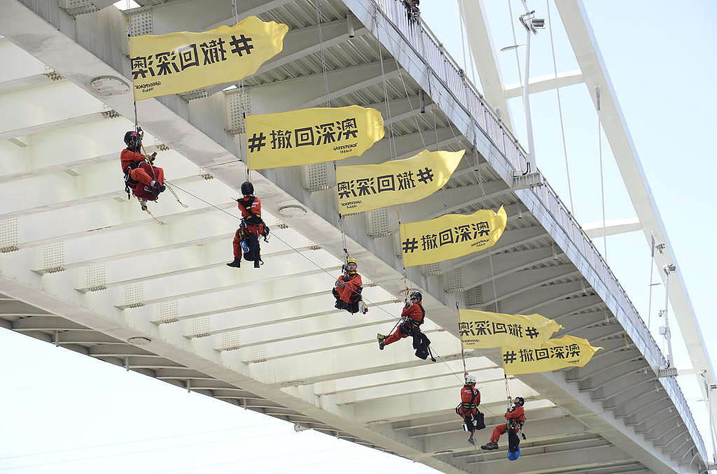 2018年9月14日，綠色和平攀爬行動者爬上新北市新月橋懸掛旗幟，訴求「撤回深澳」，拒絕興建高污染、高碳排的燃煤發電廠。