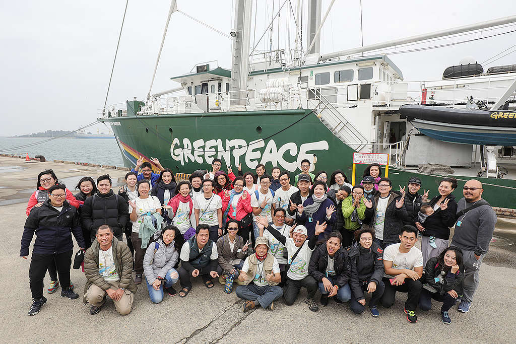 2017年，綠色和平船艦「彩虹勇士號」來到臺灣，與會員和支持者見面，分享全球與在地塑膠議題。