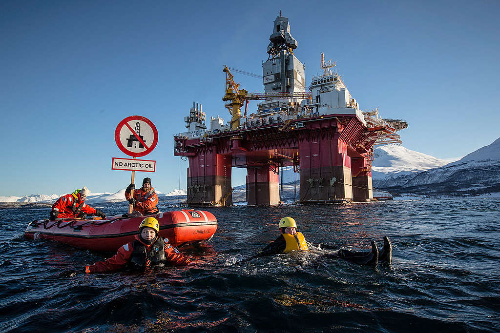 2017年綠色和平行動者划船至挪威國家石油公司Statoil鑽油臺，抗議政府批准該企業在新的北極海域開採石油。