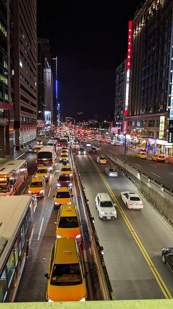 臺北市的道路充斥來往的行車。