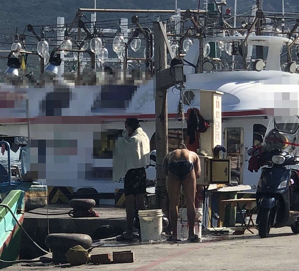 外籍漁工穿著內褲在港口邊洗澡