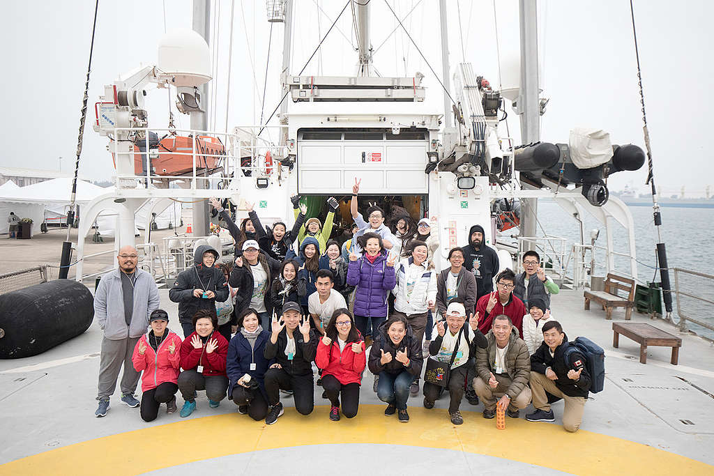 2017年，「彩虹勇士號」曾經造訪臺灣，邀請會員上船了解綠色和平專案，推廣無塑生活、進行海洋塑膠污染調查。