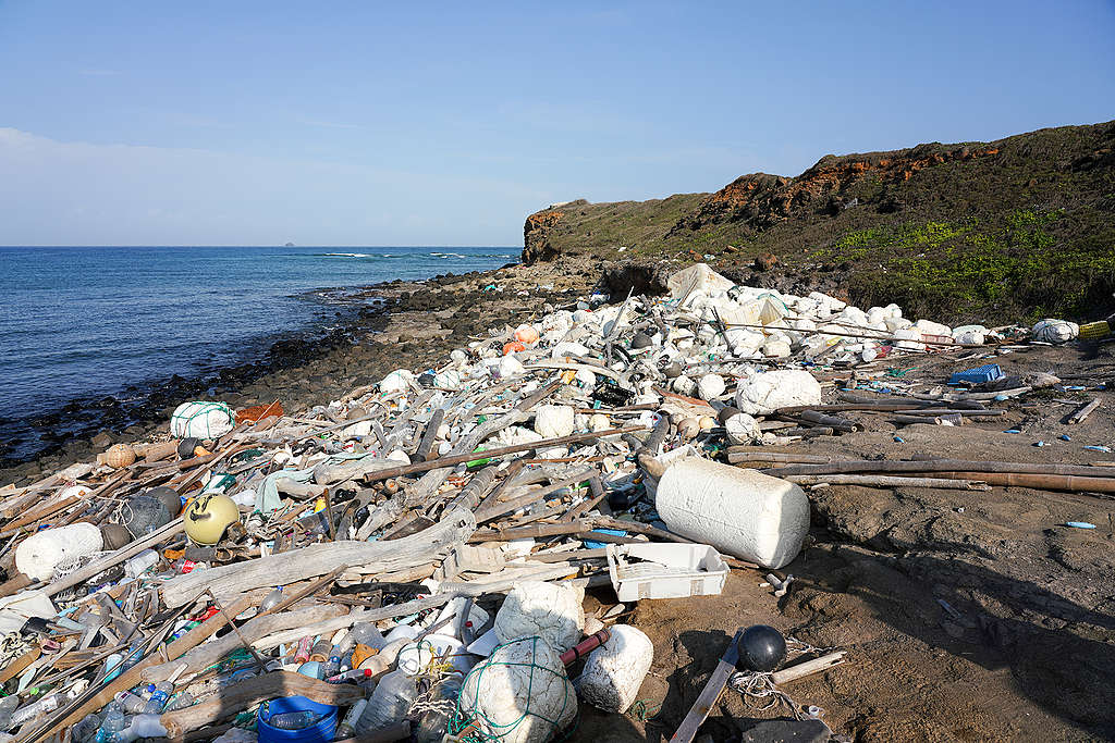 臺灣海岸有大量的垃圾，多數是難以分解的塑膠。