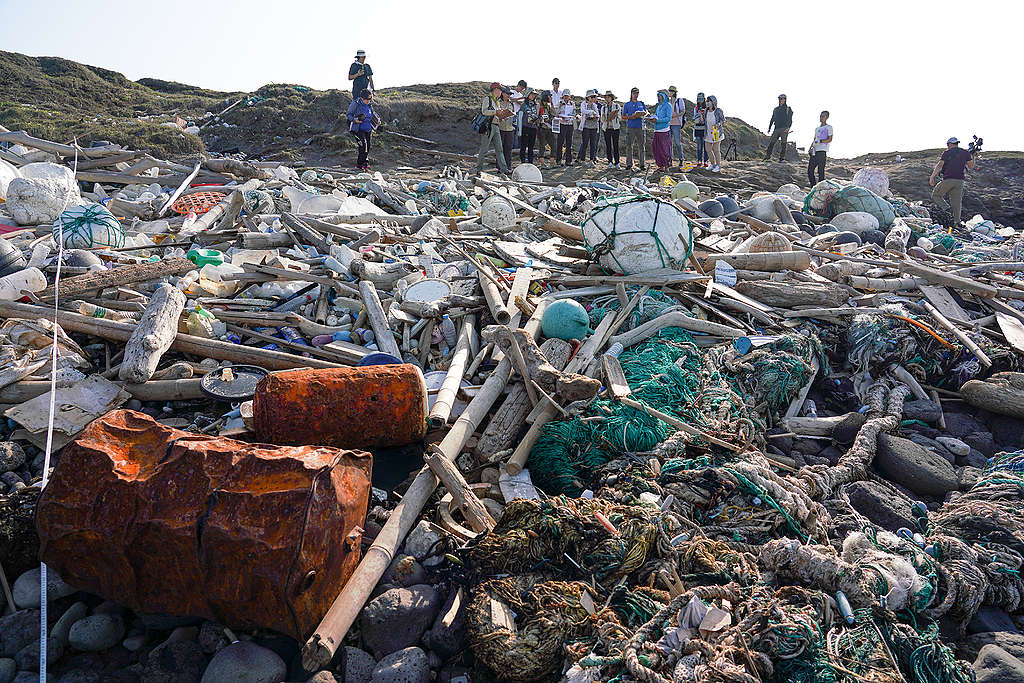 綠色和平與在地團體合作，進行為期一年的海廢快篩調查，了解臺灣海岸的垃圾量、種類與分布地點。
