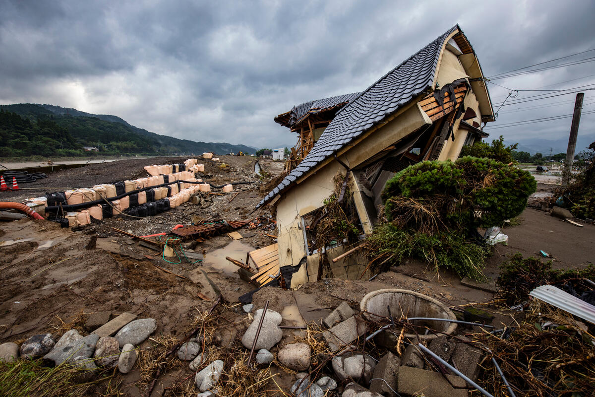日本熊本縣人吉市,因強降雨和水患而毀損的房屋,建築扭曲變形,可想見災難有多嚴重。