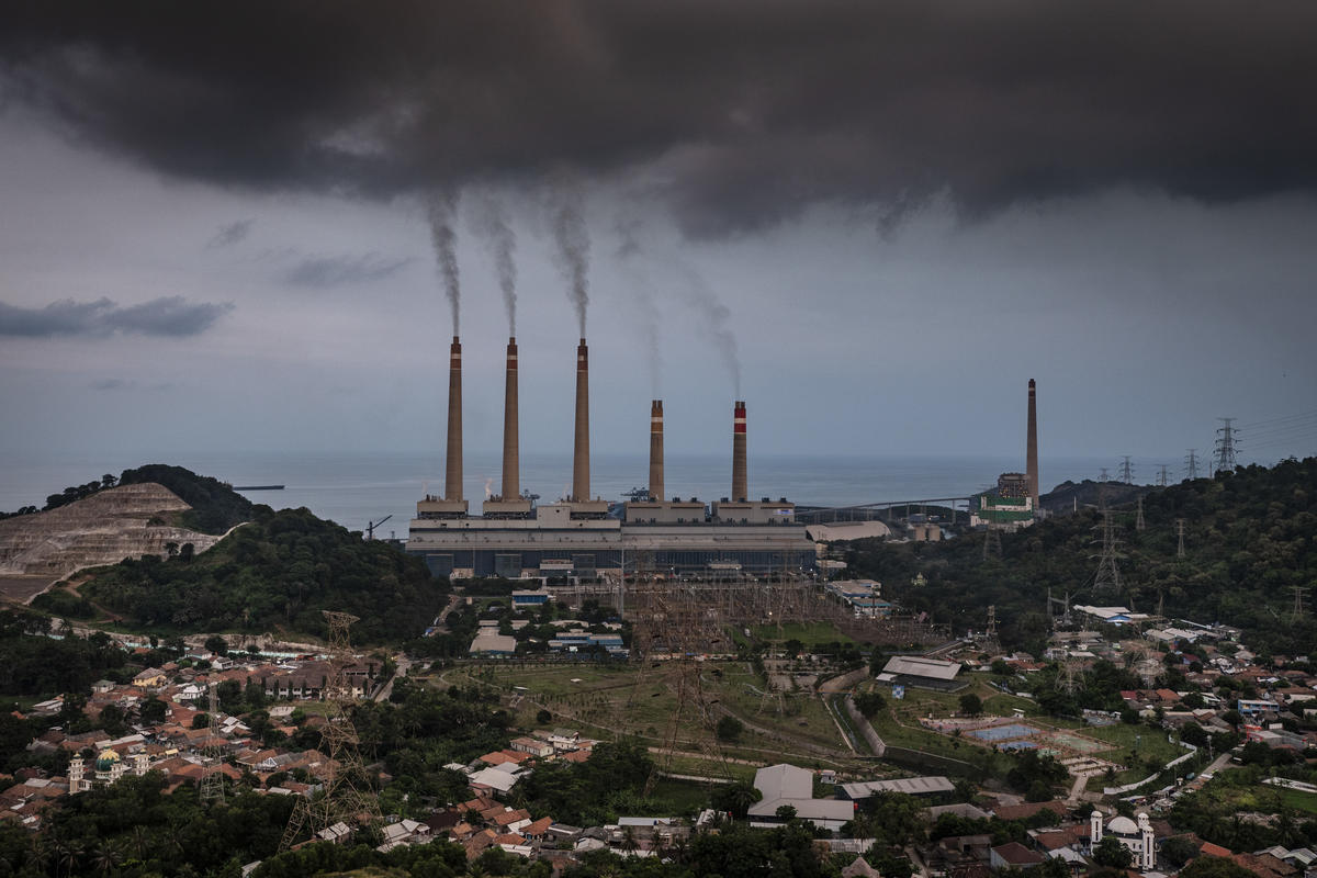 位於印尼的燃煤發電廠。化石燃料發電過程不僅排放廢氣,對人體健康造成傷害,更製造大量二氧化碳,助長氣候變遷。