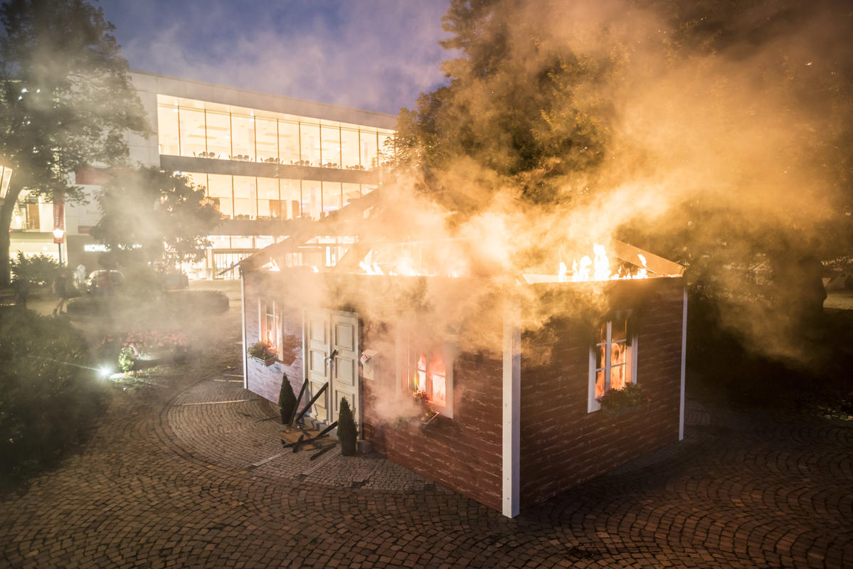 2019年10月,綠色和平在德國巴登巴登市(Baden-Baden)舉辦的一場再保險業關鍵會議外,進行非暴力行動,仿著火的房子象徵著進入氣候危機的地球。全球有超過一半的再保險市場,與為煤炭新開發案公司的保險有關。