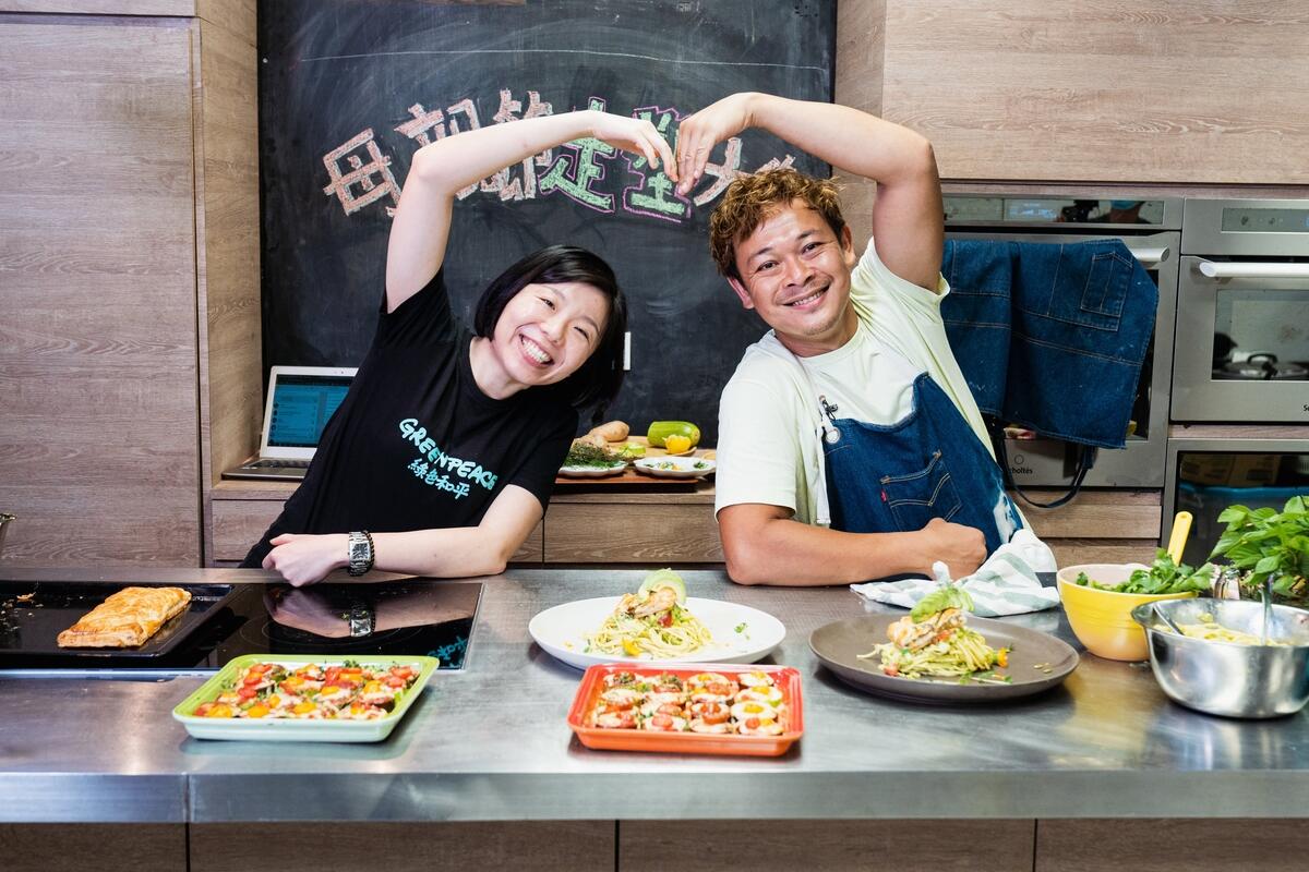 2020年母親節，綠色和平香港辦公室舉辦線上烹飪教學，邀請名人梁祖堯為觀眾介紹減塑、蔬食、支持在地小農的理念。