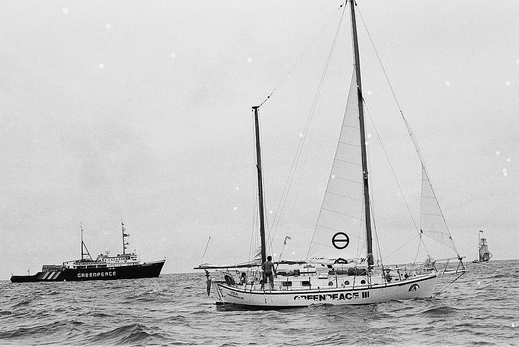 綠色和平船艦第一代「彩虹勇士號」於1985年,航行在太平洋上阻止核試爆。