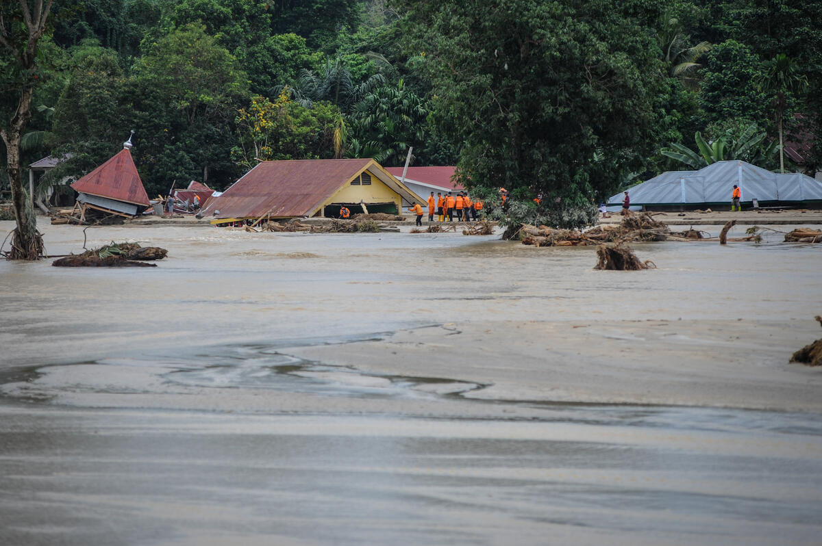 2020年7月15日，搜救隊於印尼南蘇拉威西省的Radda村，尋找因洪水氾濫受困於屋內的居民。估計共有32人因水患罹難，16人失蹤，1,590居民受災。