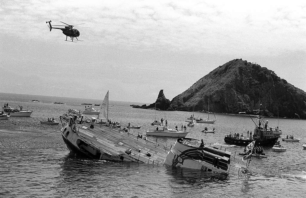 1985年7月10日，綠色和平船艦「彩虹勇士號」遭到法國情報員放置炸彈，沉入水中。