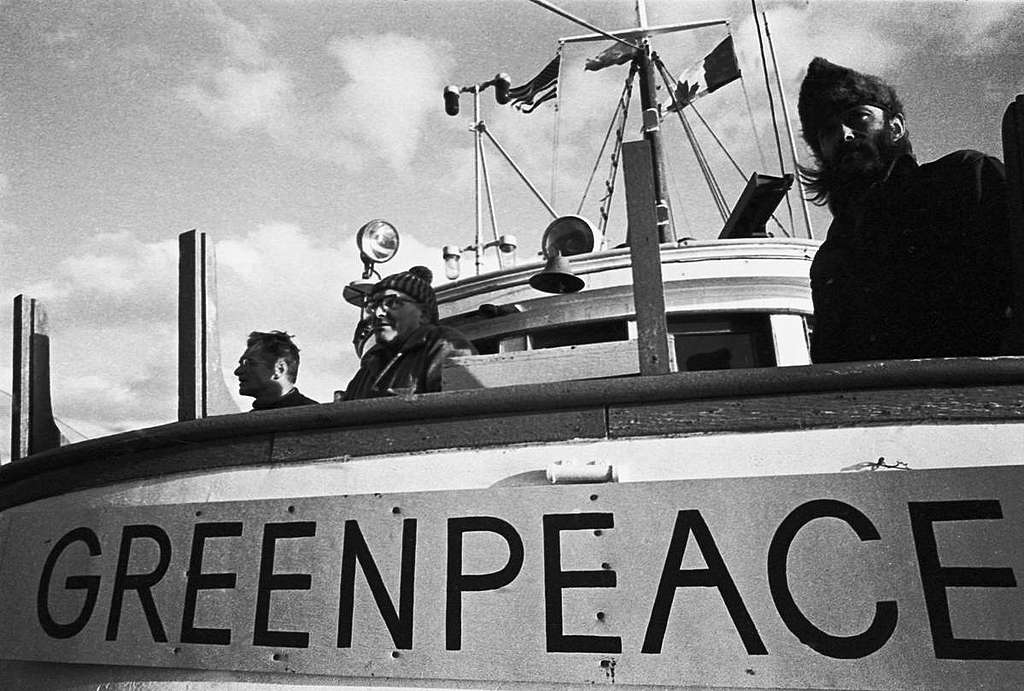 這艘寫有Greenpeace的小船，參與了綠色和平第一項專案旅程，右邊那位是Robert Hunter，綠色和平的創辦人之一。