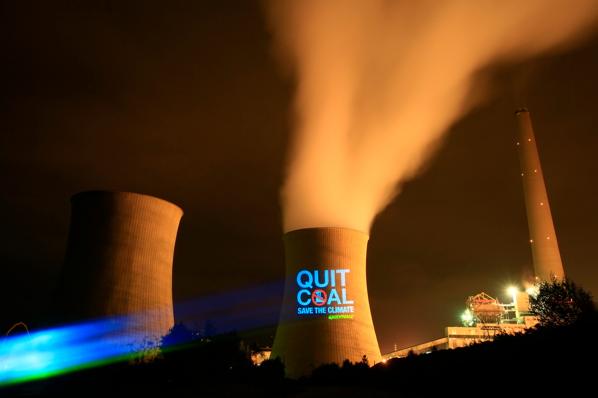 2008年，綠色和平於As Pontes燃煤電廠，將「淘汰煤炭」文字投影至煙囪外牆上。這座電廠消耗西班牙20%的煤炭，是歐洲最污染的電廠之一。