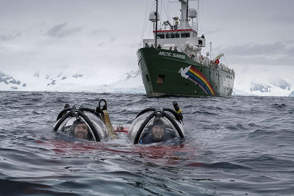 綠色和平海洋大使，同時也是演員的哈維爾巴登（Javier Bardem）和美國辦公室海洋專案主任約翰·霍塞瓦（John Hocevar），搭乘綠色和平船艦「極地曙光號」於南極參與科學研究。