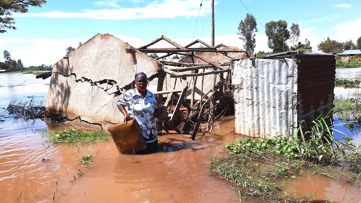 一位女性站在被洪水沖壞的家旁邊。過去幾天，肯亞的水患造成當地數千人必須撤離家園、數百人罹難、農作物受損、家畜喪生。東非的天氣模式已經受到全球氣候變遷的劇烈影響，極端氣候如水災和乾旱隨著氣候危機，變得越來越頻繁，而且越發強勁。伴隨著新冠肺炎的疫情和沙漠蝗蟲入侵，如今加上水災，當地的糧食安全問題猶如雪上加霜。