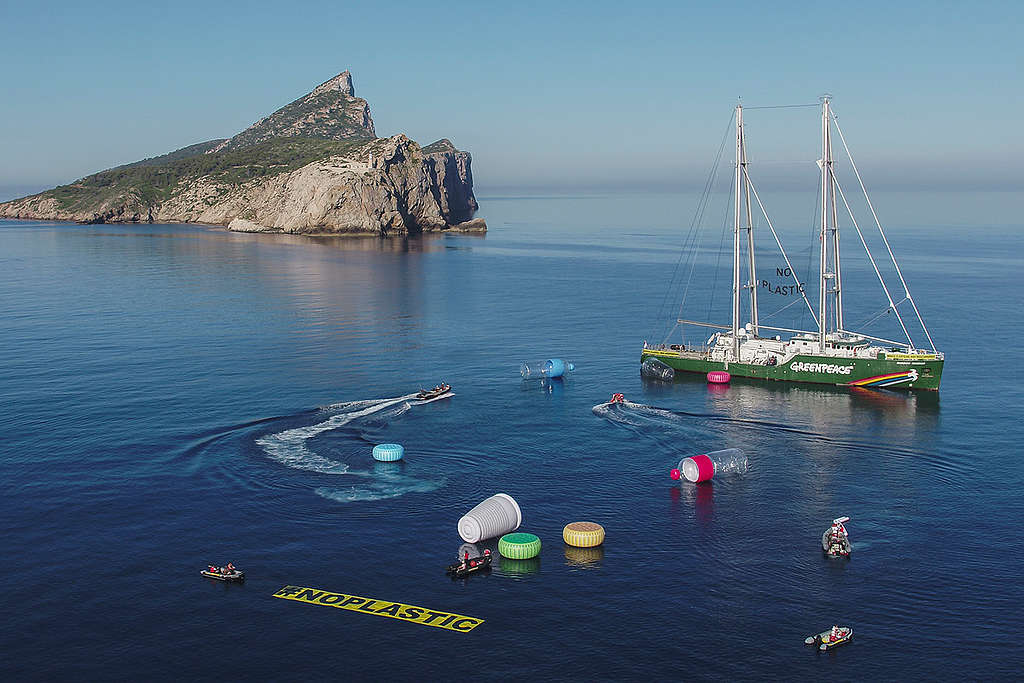 2017年，綠色和平船艦第三代「彩虹勇士號」參與減塑倡議行動，於地中海上放置巨型塑膠垃圾，凸顯塑膠污染的嚴重性，提高當地政府對減塑的意識。