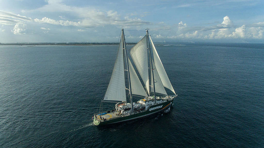 綠色和平船艦「彩虹勇士號」第三代，於2018年航行於峇里島海上，前往雅加達