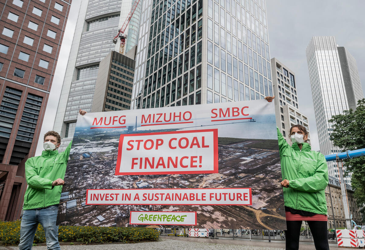 2020年6月,綠色和平行動者於德國法蘭克福進行倡議,阻止日本瑞穗財團資助煤炭產業。