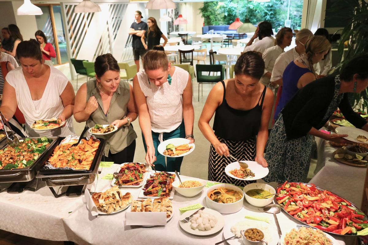2018年，綠色和平於總部阿姆斯特丹舉辦蔬食節工作坊，邀請專家與綠色和平船艦的廚師，分享如何烹煮美味又營養的植物性餐點。