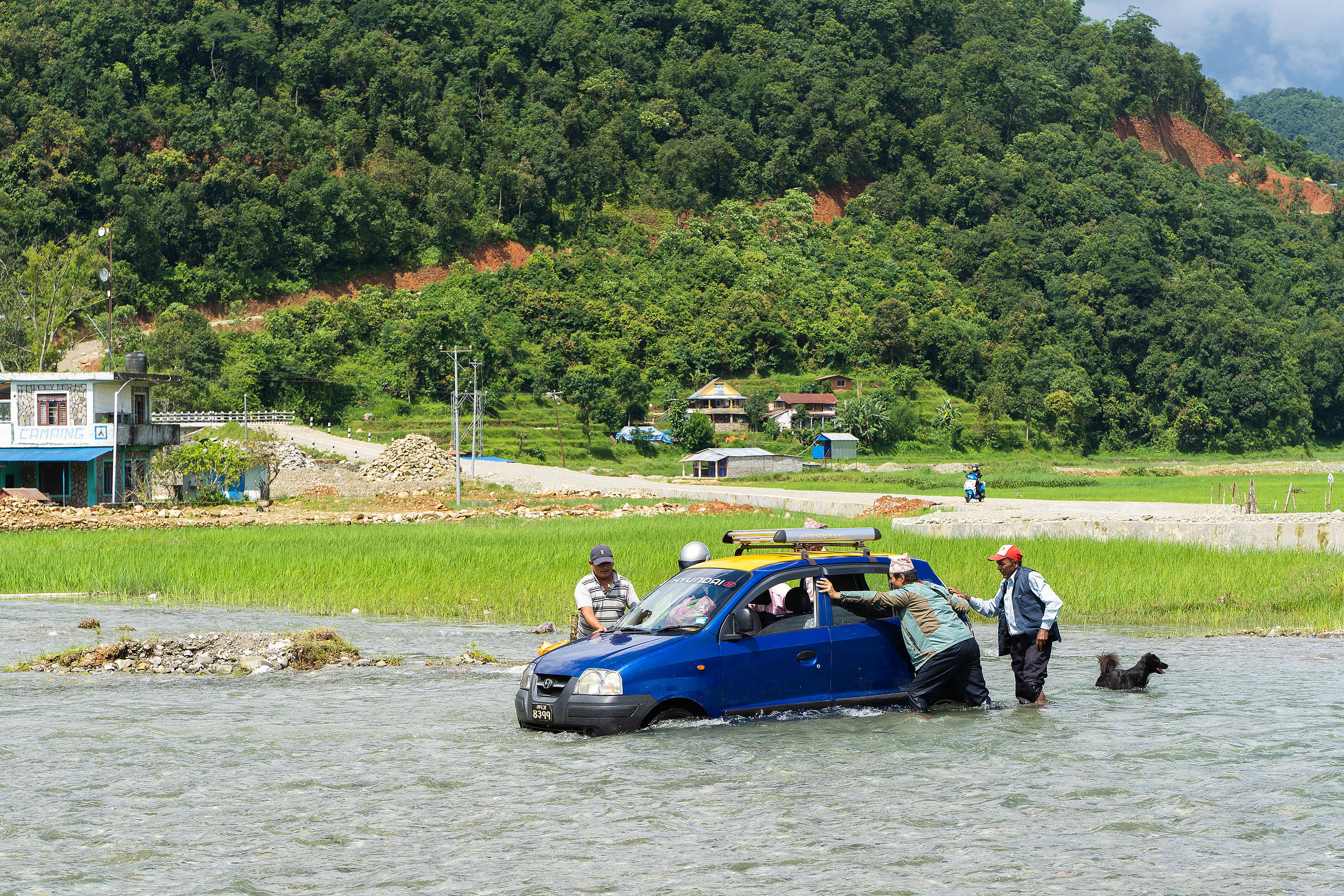 2020年7月，尼泊爾因大雨引發河水暴漲，一輛車卡在淹水的道路上。