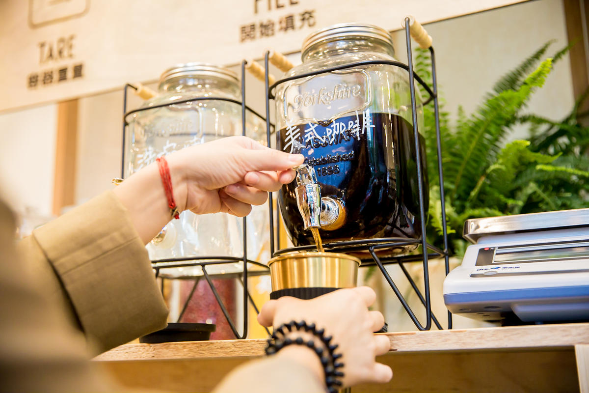 用肥皂和熱水清洗杯子,足以消滅病毒,因此咖啡店沒有理由拒絕您使用環保杯。