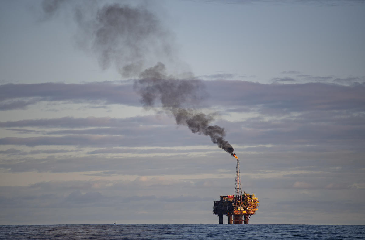 殼牌石油公司(Shell)在北海上的鑽油臺,不僅製造污染更助長氣候變遷。