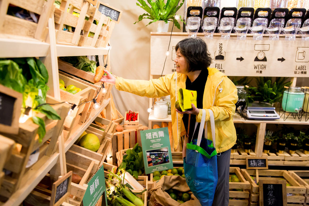 綠色和平於2019年11月,在臺北設置無塑示範店,讓消費者體驗無塑的購物環境。