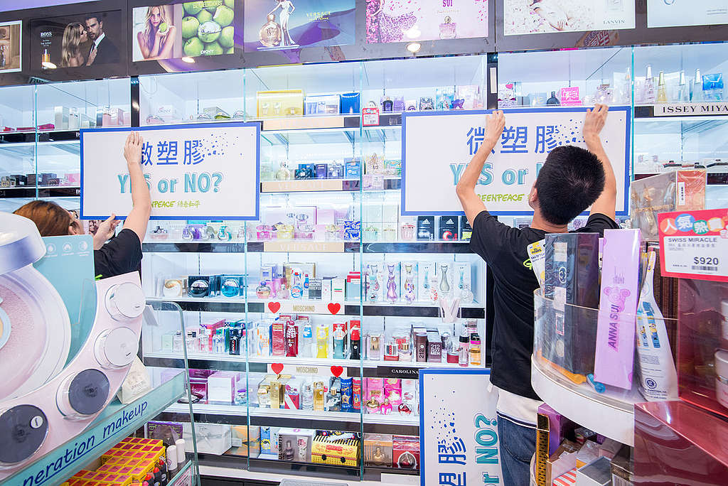 2016年10月，綠色和平香港行動者於藥妝店掛上標語，要求商家清楚標示產品成分，避免消費者購買含有柔珠或微塑膠的商品。