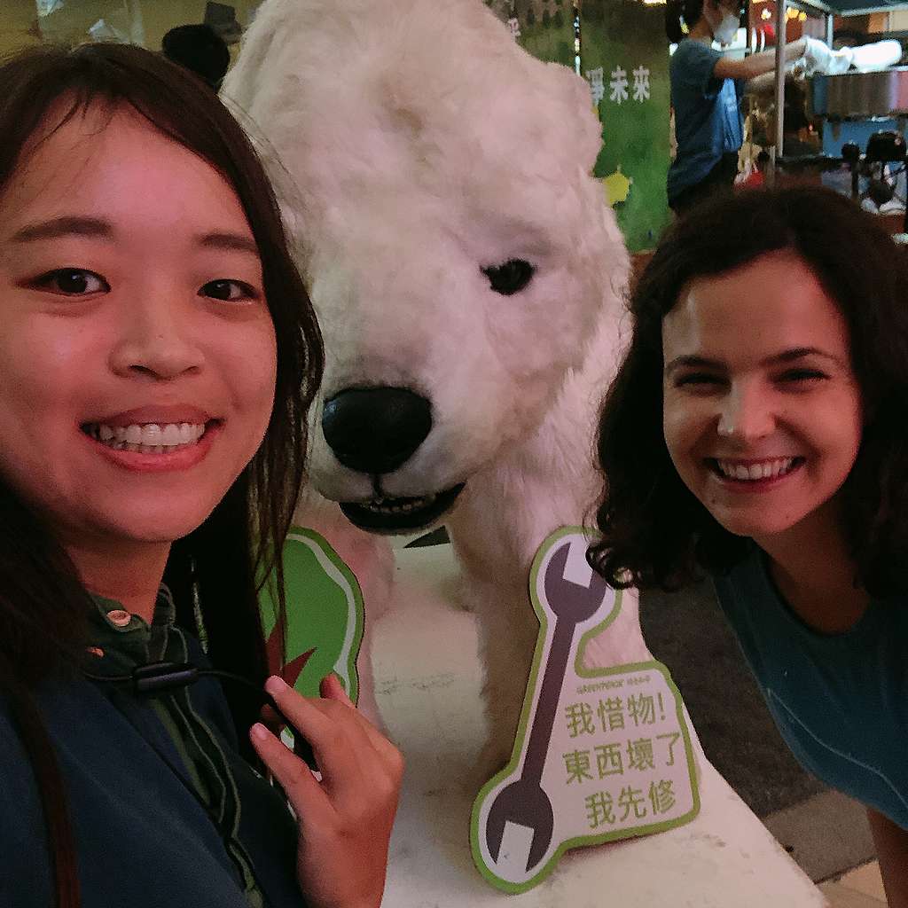 星諾非常喜歡動物,為守護牠們生存的權益和環境,選擇站在街頭與民眾分享地球正面臨哪些危機。