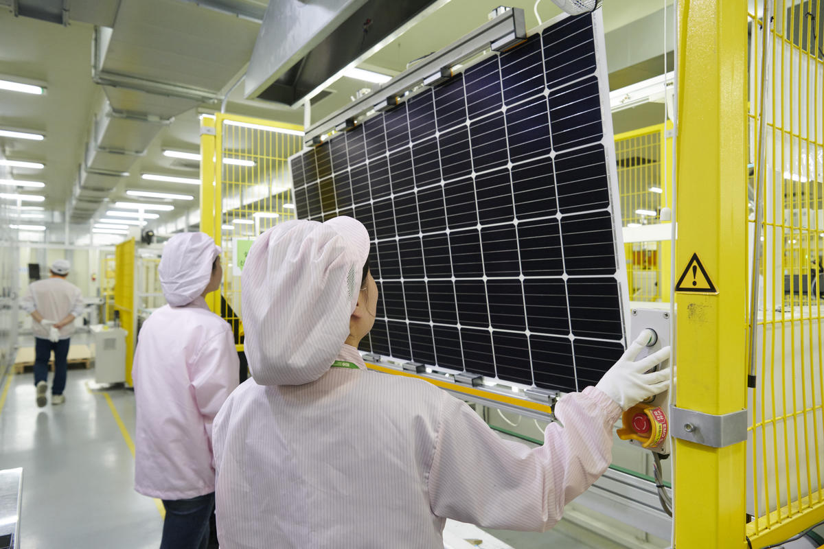 韓國太陽能板工廠的作業人員。