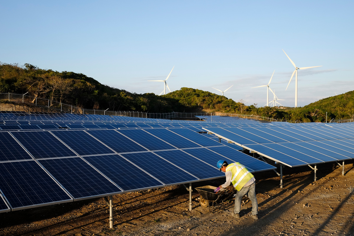 菲律賓維護太陽能電場的工程人員，這也是在發展再生能源過程會增加的職業。