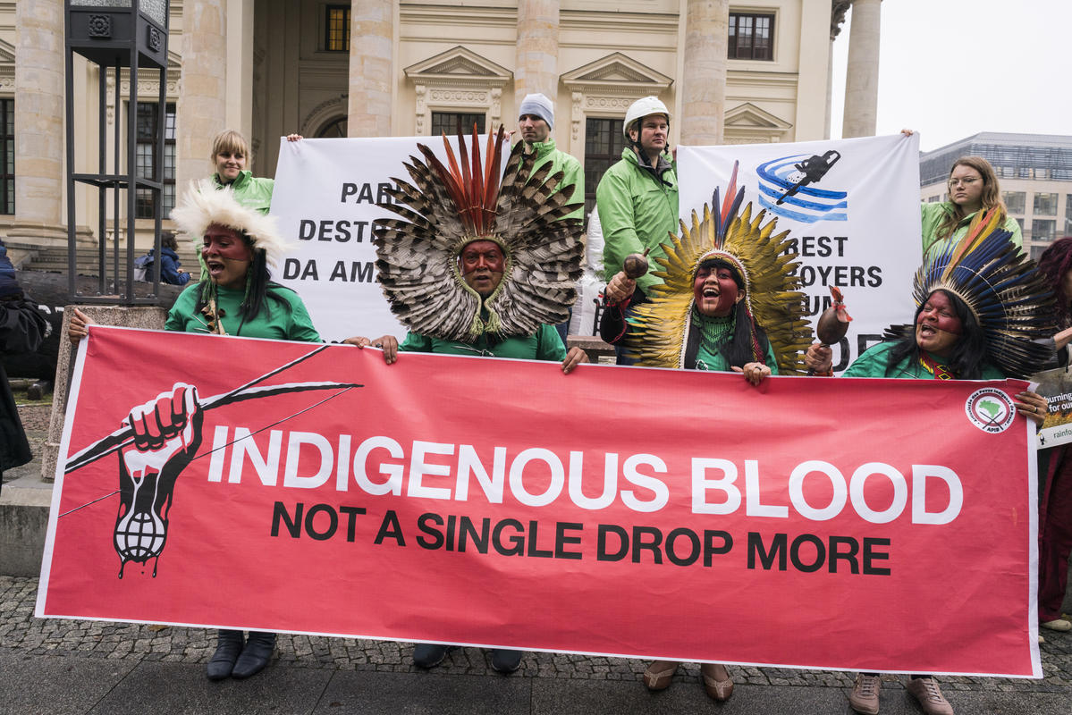 2019年10月，綠色和平聯同原住民領袖前往歐洲「消費者品牌論壇永續高峰會」場外，舉起「原住民的血，不能再流下一滴」布條，督促跨國企業停止殺死森林。